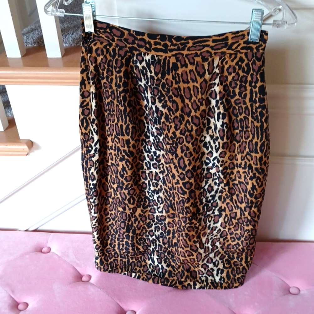 Leopard Print Silk wrap skirt size 2 fully lined, knee length - Picture 2 of 3